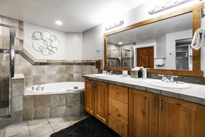 Private main  bathroom, dual vanity, jetted soaking tub and walk in shower