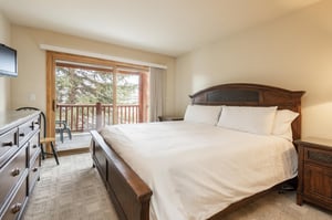 Main bedroom with kingsized bed