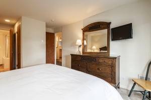 Main bedroom with a luxurious kingsized bed