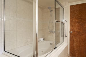 Ensuite main bathroom with tubshower combo