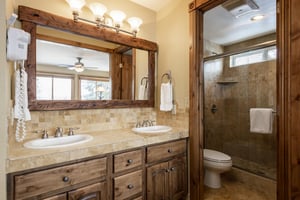 En suite main bathroom