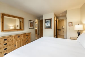 Luxurious kingsized bed in the main bedroom