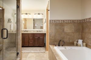 Gorgeous ensuite main bathroom