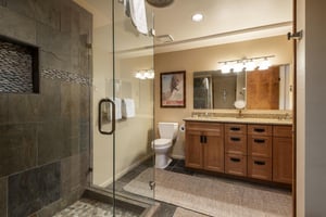 En suite main bathroom