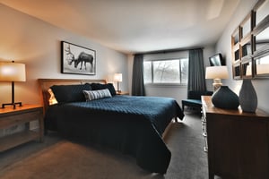 Kingsized bed in the second bedroom