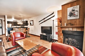 Enjoy a relaxing evening after a day of skiing by the cozy gas fireplace while watching your favorite TV show or game on the flat screen TV