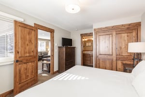 Main bedroom with kingsized bed and flat screen TV