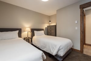 Guest bedroom with twinsized beds