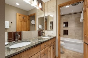 Ensuite main bathroom with double sinks