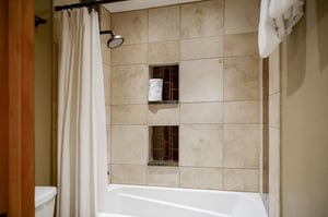 Ensuite main bathroom with showertub combo