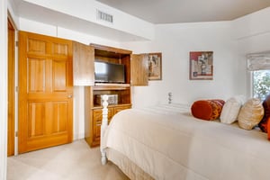 Comfy queen bedroom  ParkCityLodging_PowderRunC11_GuestRoom2_2