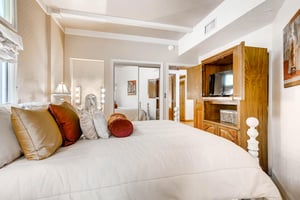 Comfy queen bedroom  ParkCityLodging_PowderRunC11_GuestRoom2_3