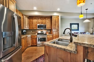 Fully equipped kitchen, stainless steel appliances, French door refrigerator and gas range