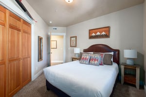 Guest bedroom with queen bed