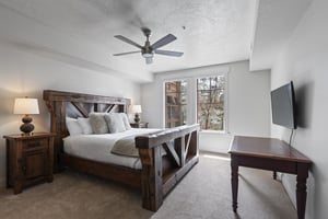 The three bedroom Town Pointe B205 condominium offers skiin and out access to Town Lift and walking distance to Historic Main Street.