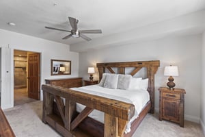 The three bedroom Town Pointe B205 condominium offers skiin and out access to Town Lift and walking distance to Historic Main Street.