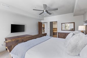 The three bedroom Town Pointe B205 condominium offers skiin and out access to Town Lift and walking distance to Historic Main Street.