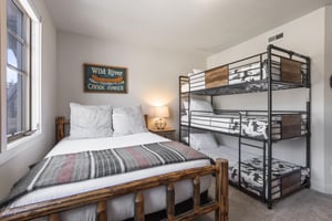The three bedroom Town Pointe B205 condominium offers skiin and out access to Town Lift and walking distance to Historic Main Street.