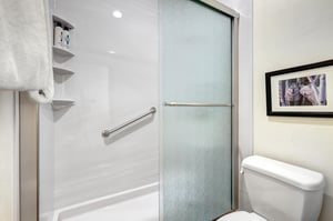 The main bedroom has an en suite bathroom with a bathtub and shower combination.
