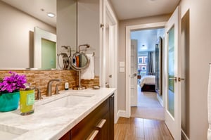 Private main bath  ParkCityLodging_820ParkAve204_MainBath_2