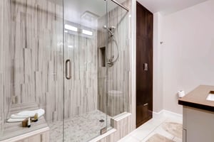 Luxury guest bath  ParkCityLodging_820ParkAve204_Bathroom2_4