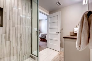En suite guest bath  ParkCityLodging_820ParkAve204_GuestBath2_2