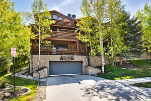 Comstock Lodge located just minutes walking from Snow Park Lodge at Deer Valley Resort