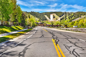 Steps to world class skiing at Deer Valley Resort, complimentary parking lot shuttle to Snow Park Lodge