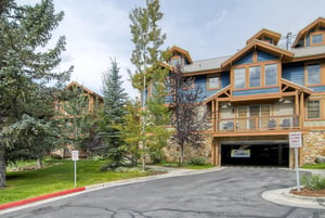 The three bedroom Town Pointe B205 condominium offers skiin and out access to Town Lift and walking distance to Historic Main Street.