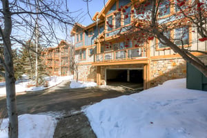 The three bedroom Town Pointe B205 condominium offers skiin and out access to Town Lift and walking distance to Historic Main Street.
