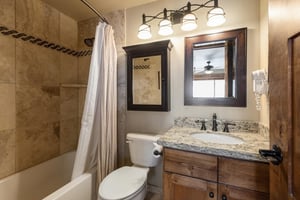 Ensuite main bathroom with showertub combo