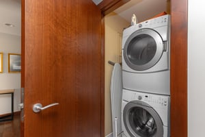 Lowell 402 offers a washer and dryer.