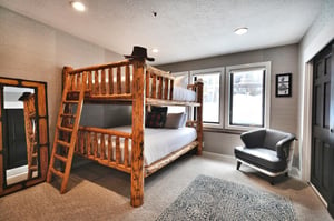 A bedroom with queen sizebunk beds.