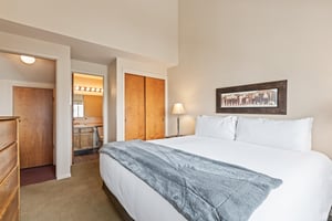 The main suite with a kingsize bed and en sutie bathroom.