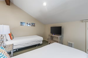 The loft has two twinsize beds that can be made into a kingsize bed with 24hours notice.