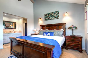 The main suite offers a kingsize bed and en suite bathroom.