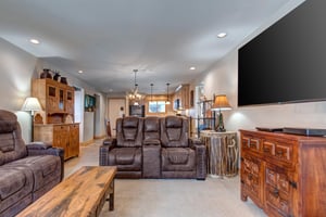 Snow Flower 20 offers a cozy living room with flatscreen TV and leather furnishings.
