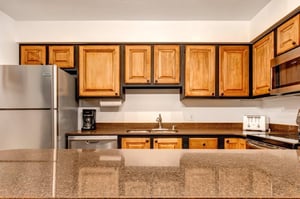 Sun Creek A7 has a wellequipped kitchen with stainless steel appliances, wood cabinets, and breakfast bar.