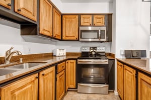 Sun Creek A7 has a wellequipped kitchen with stainless steel appliances, wood cabinets, and breakfast bar.