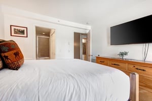 The main suite has a kingsize bed, wood furnishing and en suite bathroom