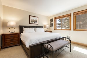 Luxurious kingsized bed in the main bedroom