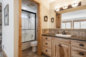 Ensuite main bathroom
