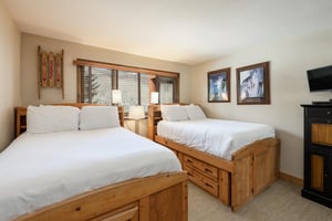 Guest bedroom with two double beds