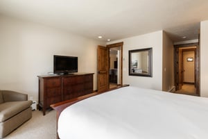 Kingsized bed in the main bedroom