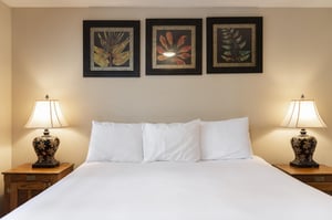 Kingsized bed in the main bedroom