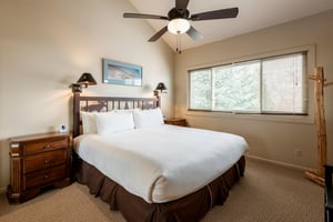 Kingsized bed in the main bedroom