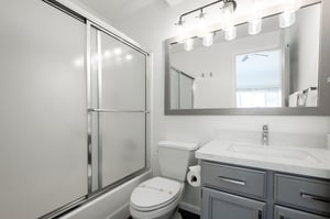 Full ensuite main bathroom
