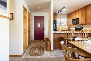 Perfectly appointed condo skiinskiout