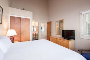Flat screen TV and kingsized bed in the main bedroom