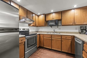 Park Station 121 has a well equipped kitchen with stainless steel appliances.